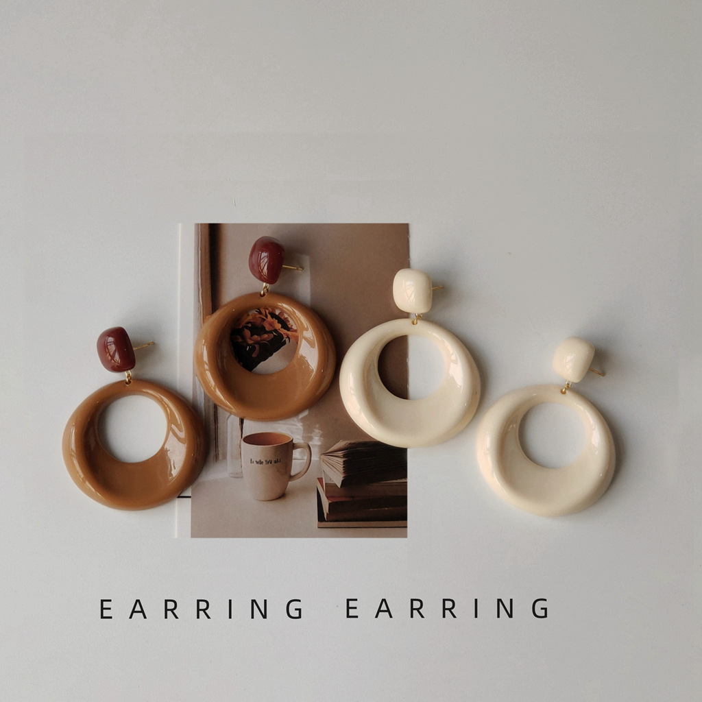 Pine nut cream! High-end French retro style, Hong Kong flavor, silver needle, elegant acrylic ring, exaggerated earrings and earrings, women's pine nut cream! High-end French retro style, Hong Kong flavor, silver needle, elegant acrylic ring, exaggerated earrings and earrings Application Scenario