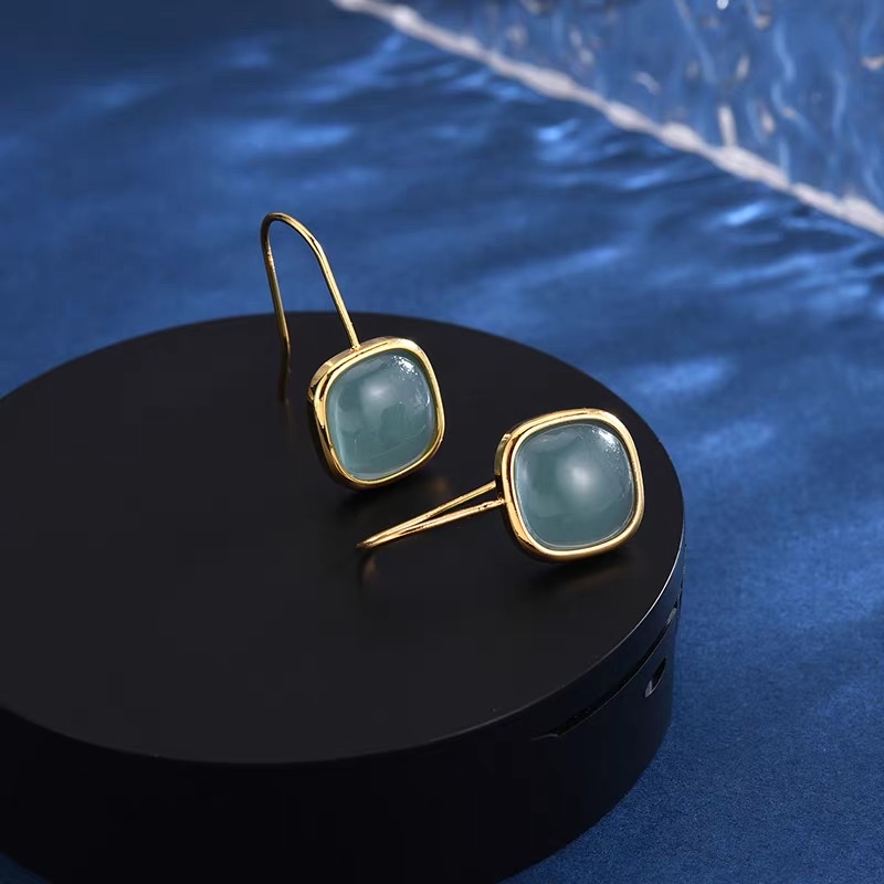 The trendy short, fresh and original design of the ear hooks with a high-end and cool style Specification image