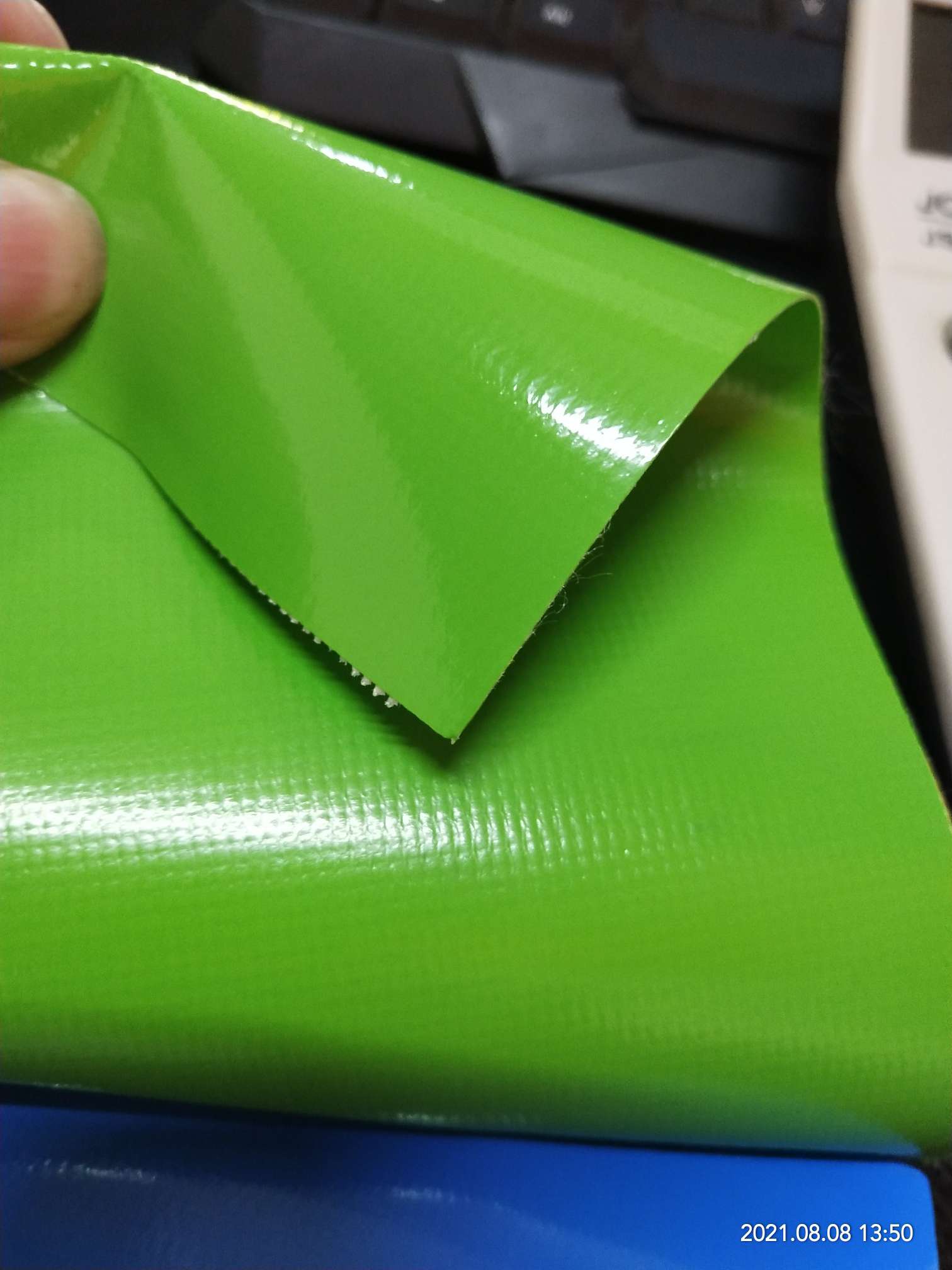 High-quality glossy 0.47mm thick light green PVC mesh fabric for luggage bags, machine covers, furniture covers, sports and entertainment products, and other types of luggage bags detail image 2