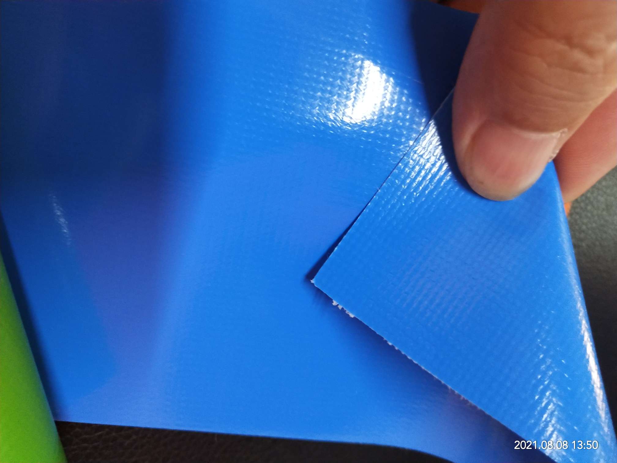 优质光面0.47mm厚浅蓝色PVC夹网布  箱包布  机器罩家具罩  体育游乐产品  格种箱包袋专用面料详情图3