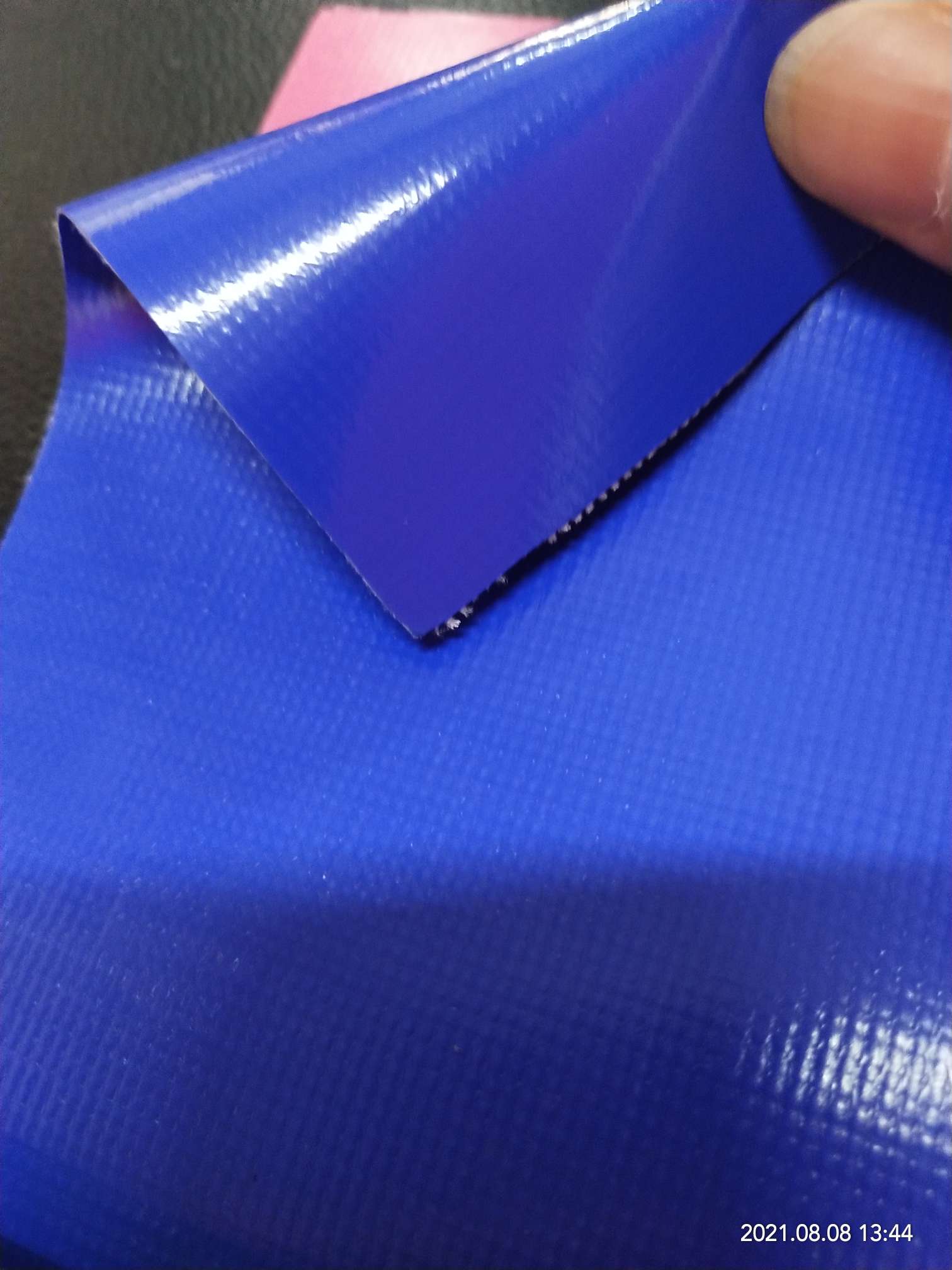 优质光面0.47mm厚深蓝色PVC夹网布  箱包布  机器罩家具罩  体育游乐产品  格种箱包袋专用面料详情图4