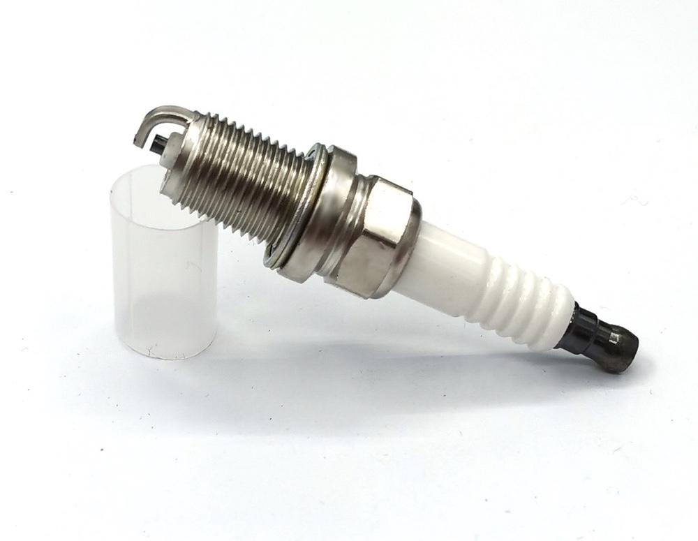 The spark plug 90919-YZZAA is suitable for Toyota vehicles detail image 2