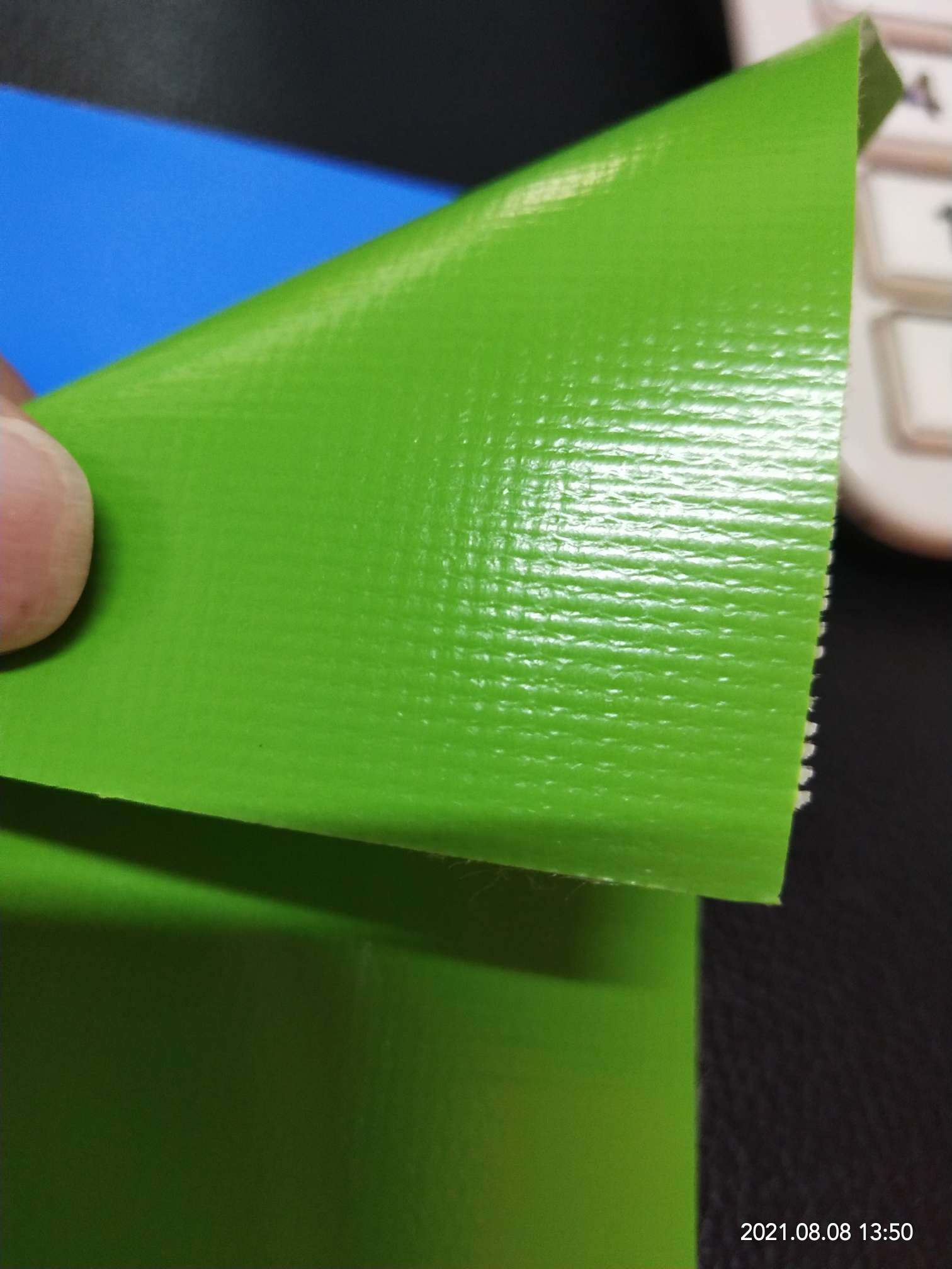 High-quality glossy 0.47mm thick light green PVC mesh fabric for luggage bags, machine covers, furniture covers, sports and entertainment products, and other types of luggage bags detail image 5
