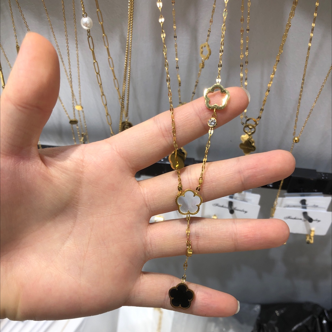 四叶草镂空吊坠项链