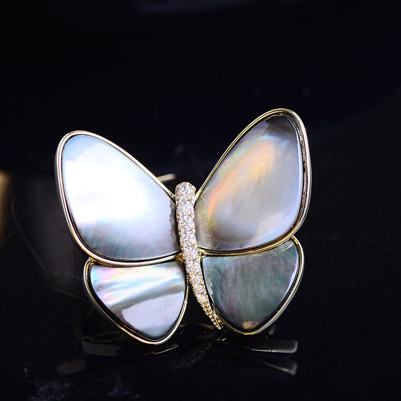 Micro-inlaid zircon mother-of-pearl butterfly brooch, elegant pin, fashionable clothing accessory, suit, cheongsam, corsage Application Scenario
