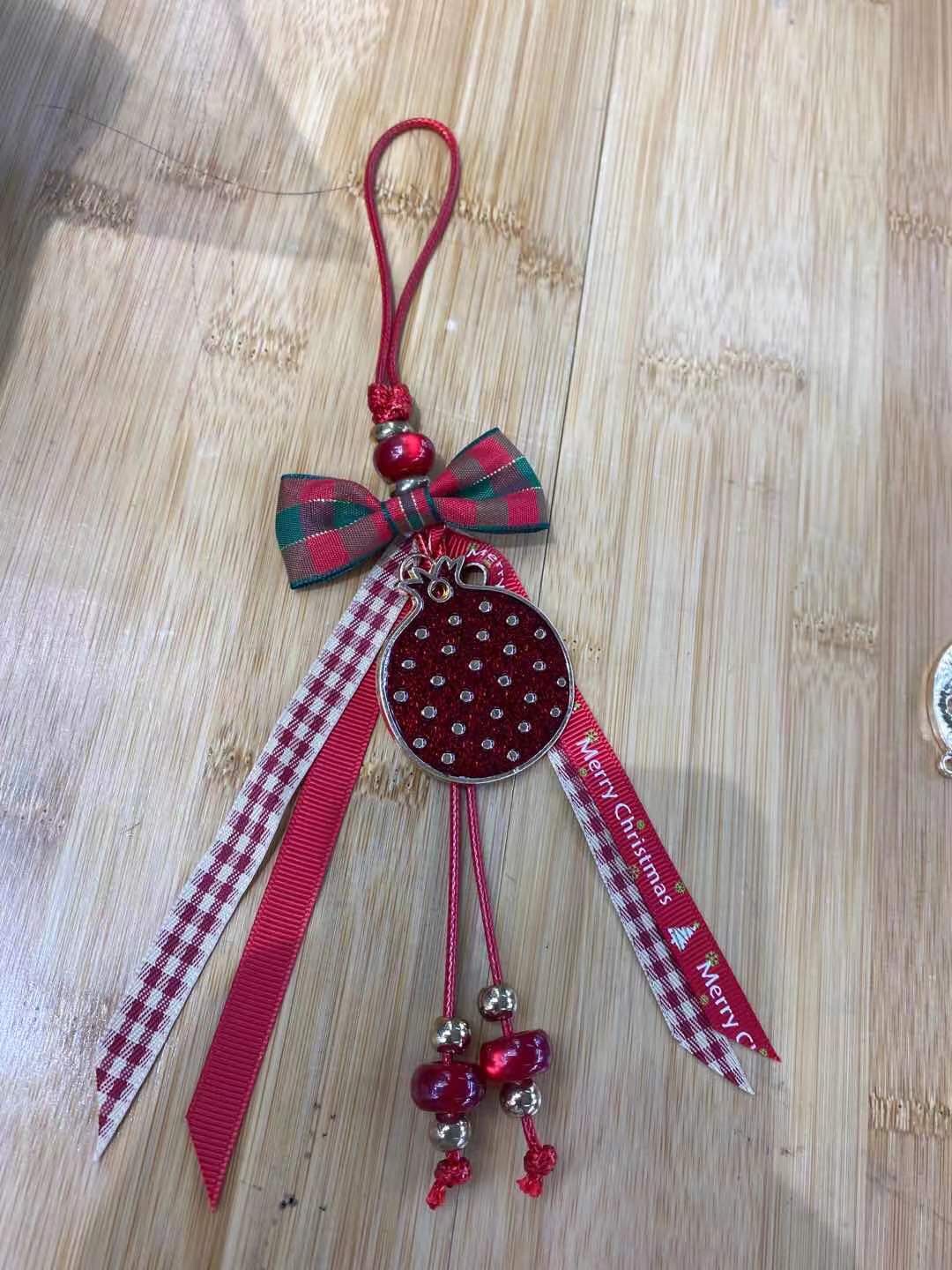 Checkered bow pomegranate pendant details Picture