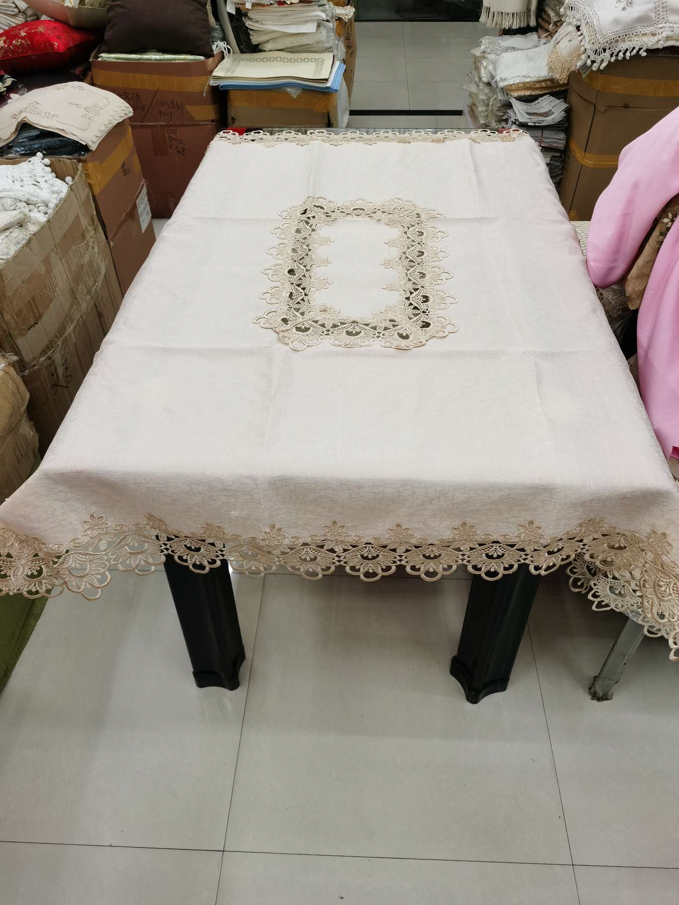 水溶花边提花贡缎桌布。尺寸120×150。产品图