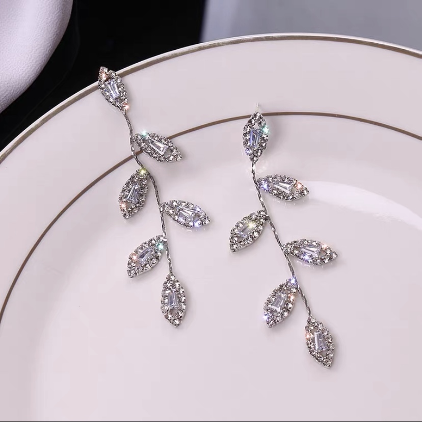 Claw chain pop leaf link earrings 545 full figure
