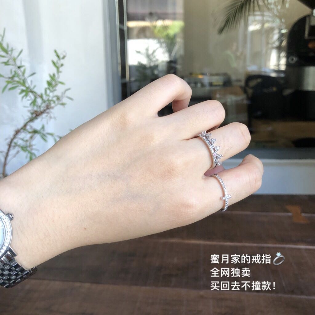 Exclusive online sale of a minimalist French platinum-plated zircon rhinestone ring with a cold style for women details Picture