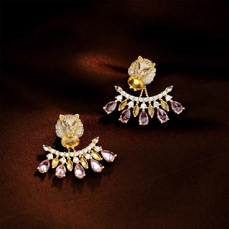 Tiger head stud earrings with zirconium inlay details Picture