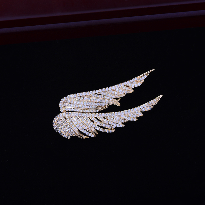 Wholesale of Korean-style creative accessories, angel wing brooches, men's and women's suit pins, accessories and corsages Application Scenario