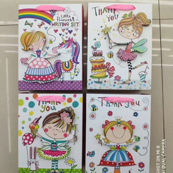 包装礼品袋礼品盒纸袋批发货号827纸质牛皮纸材料节日生日定制款式，适合家用商家公司单位定制使用。