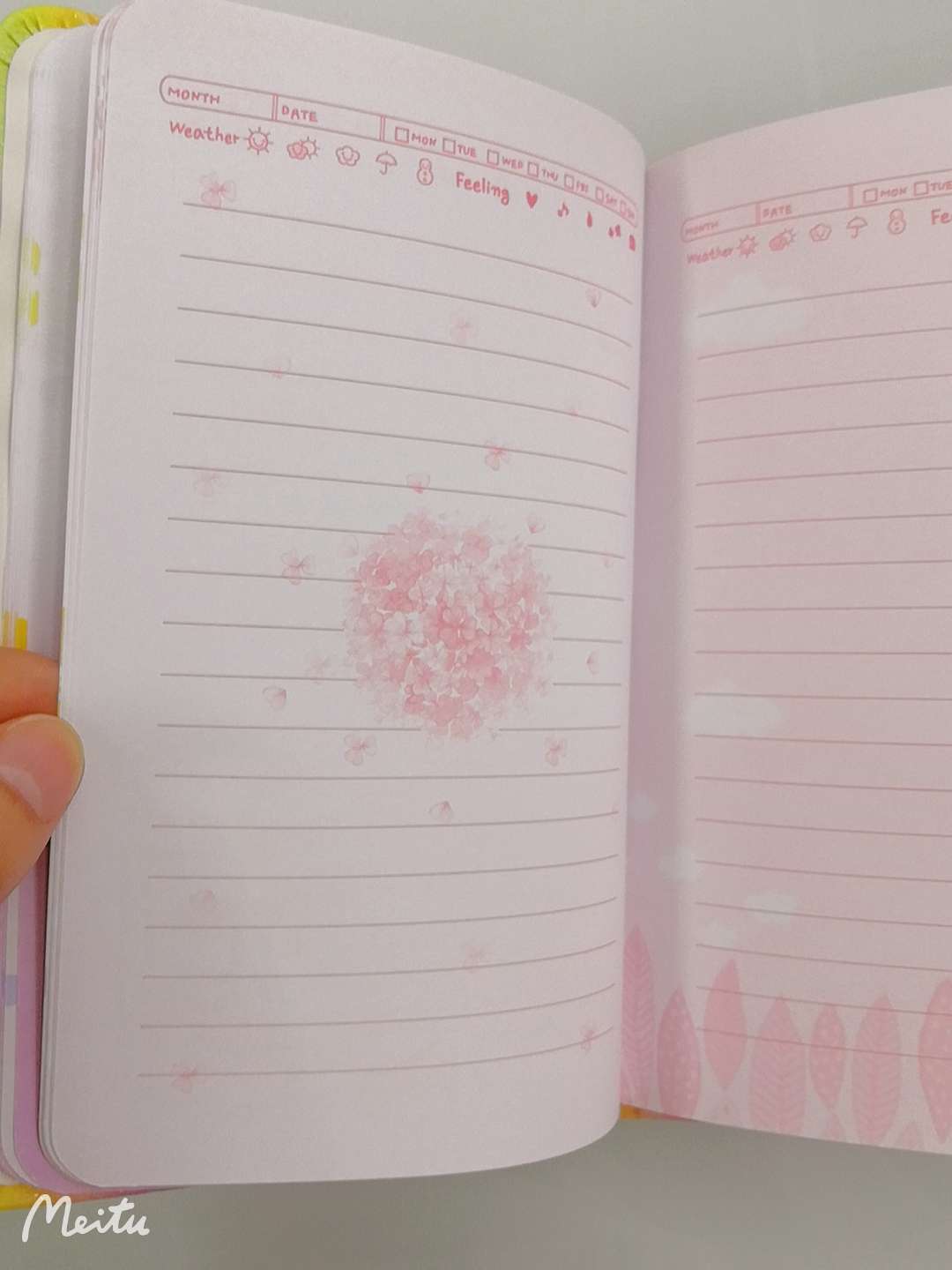 幻彩PU皮工艺笔记本（猪猪女孩）产品图