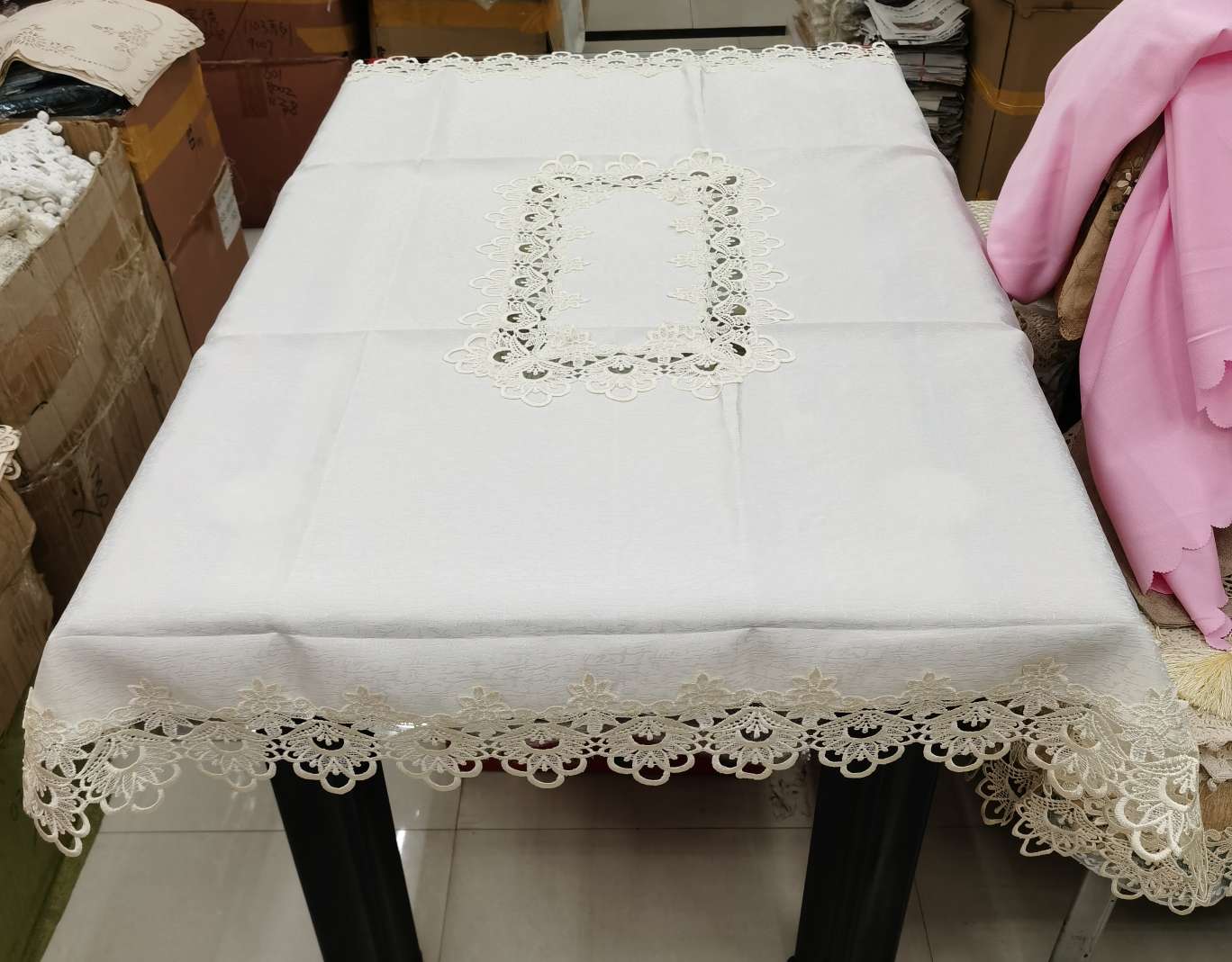 水溶花边提花贡缎桌布。尺寸120×150。细节图