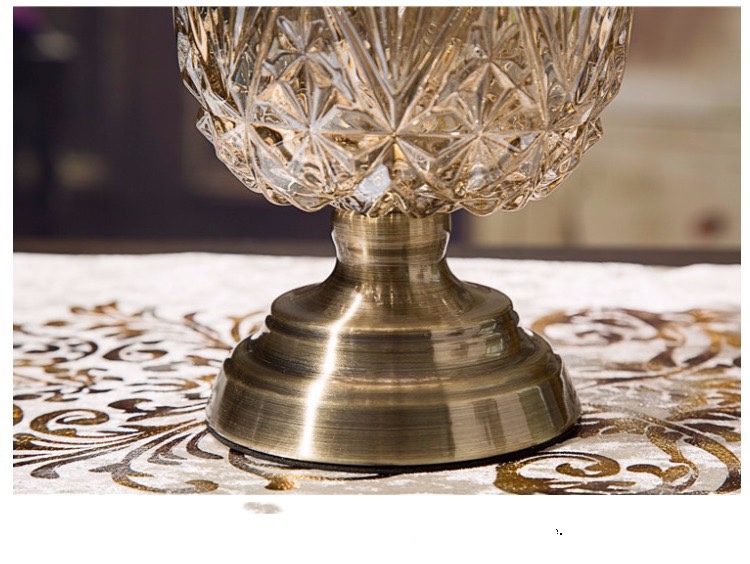 وعلبة زجاجية أوروبية من الكريستال وبعض علب الحلوى الأمريكية من أجل الاحتفال بالسنة الجديدة detail image 4