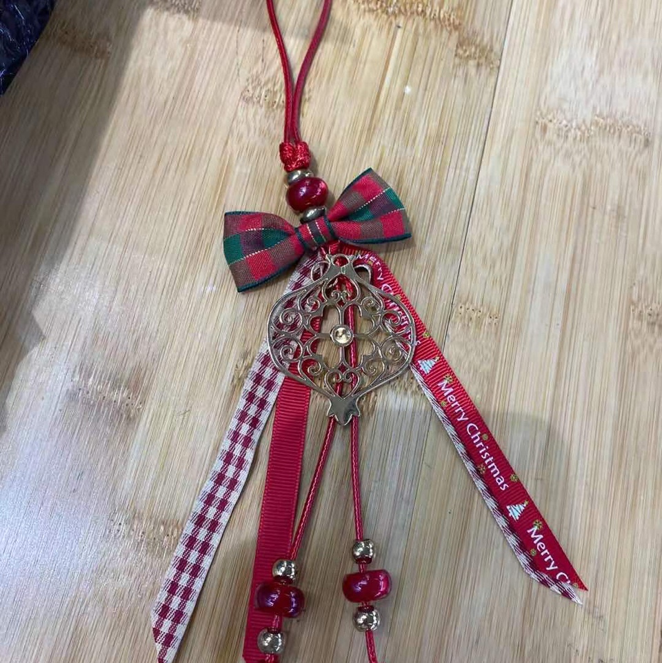 Bow-cut pomegranate crafts