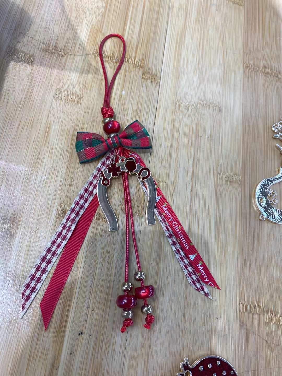 Checkered bow pendant details Picture