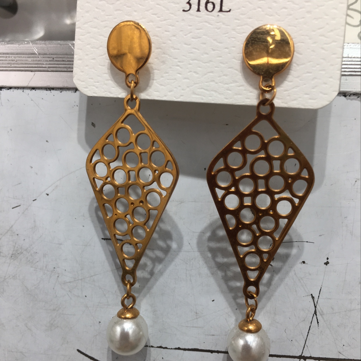 Stainless steel source manufacturer of network gourd ear nails and ear buckles, the first choice for Kuaishou Live streaming and Douyin.