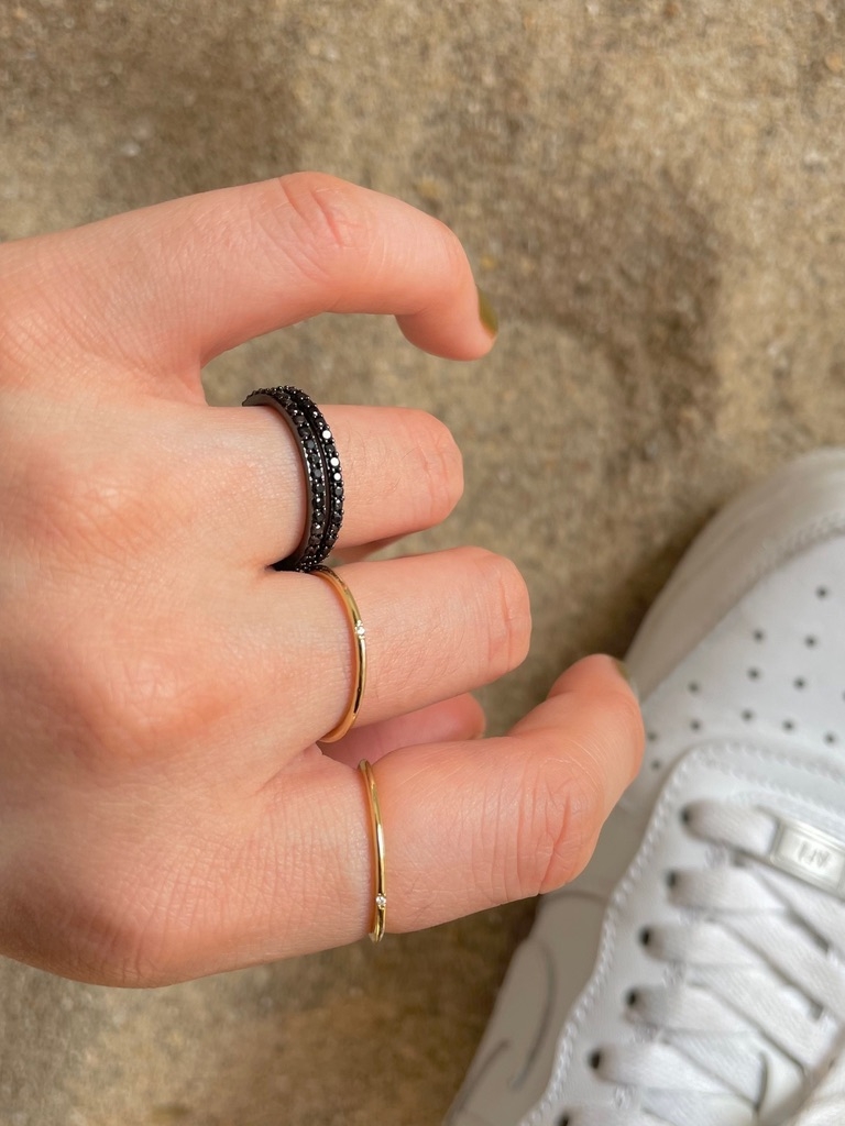 Honeymoon is highly recommended! French-style light luxury niche ring, fashionable and individual for women, fine circle simple ring, black index finger Application Scenario