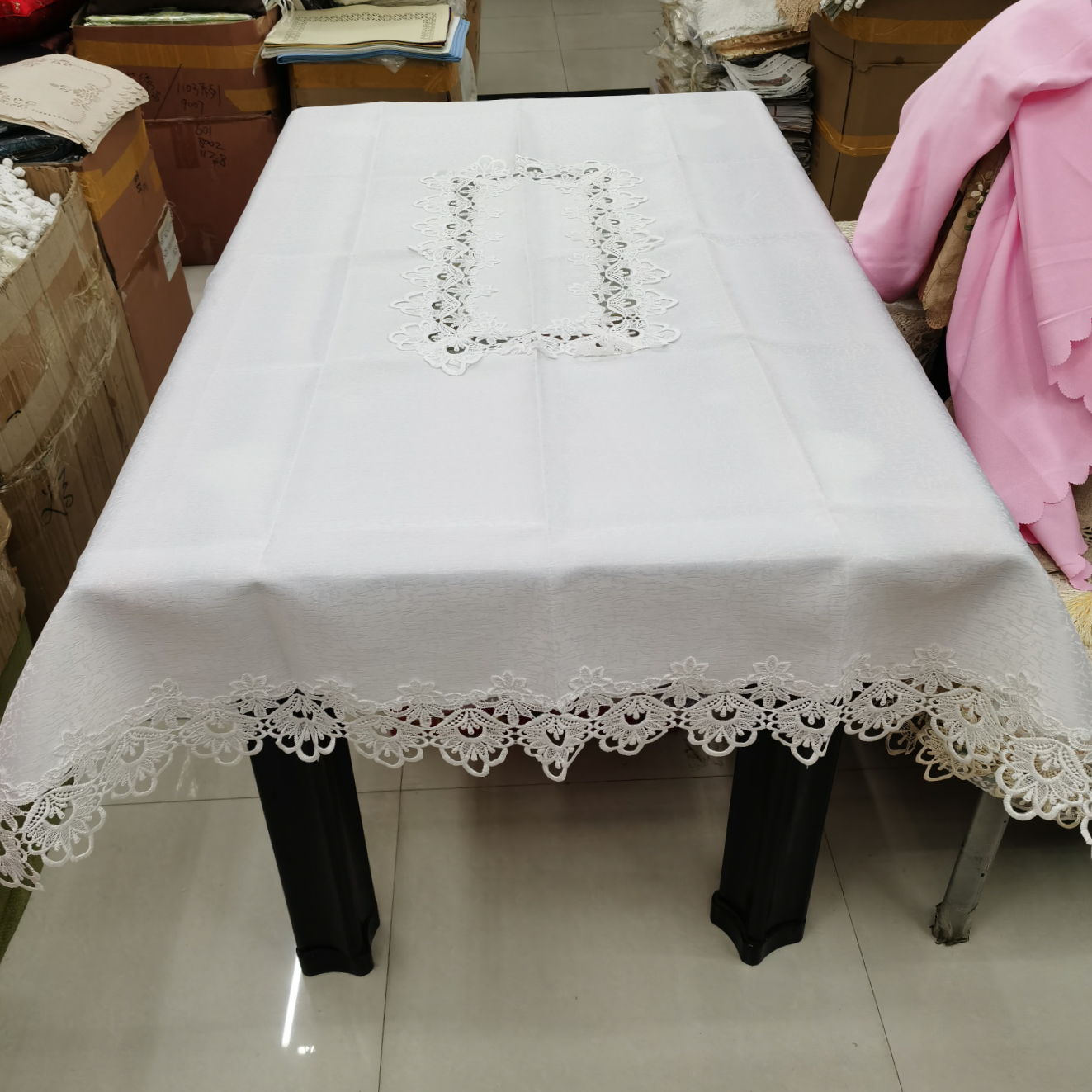 水溶花边提花贡缎桌布。尺寸120×150。图