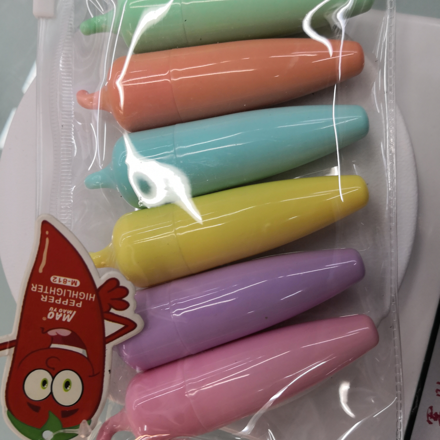 The M-812-6 chili highlighter is packaged in pvc bags by Yiwu Boyang Pen and Ink Supplies Store