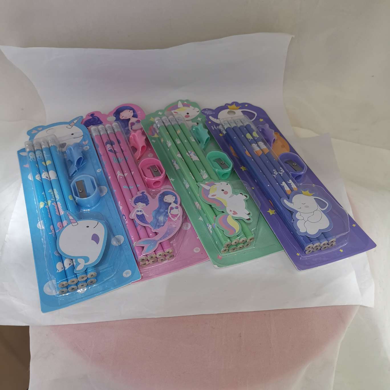 The Kaka Tong stationery set, featuring colored pencils, comes with a pen grip and a pencil sharpener, and is perfect for gifting at the New Moon Stationery Store, a supermarket specializing in stationery detail image 1