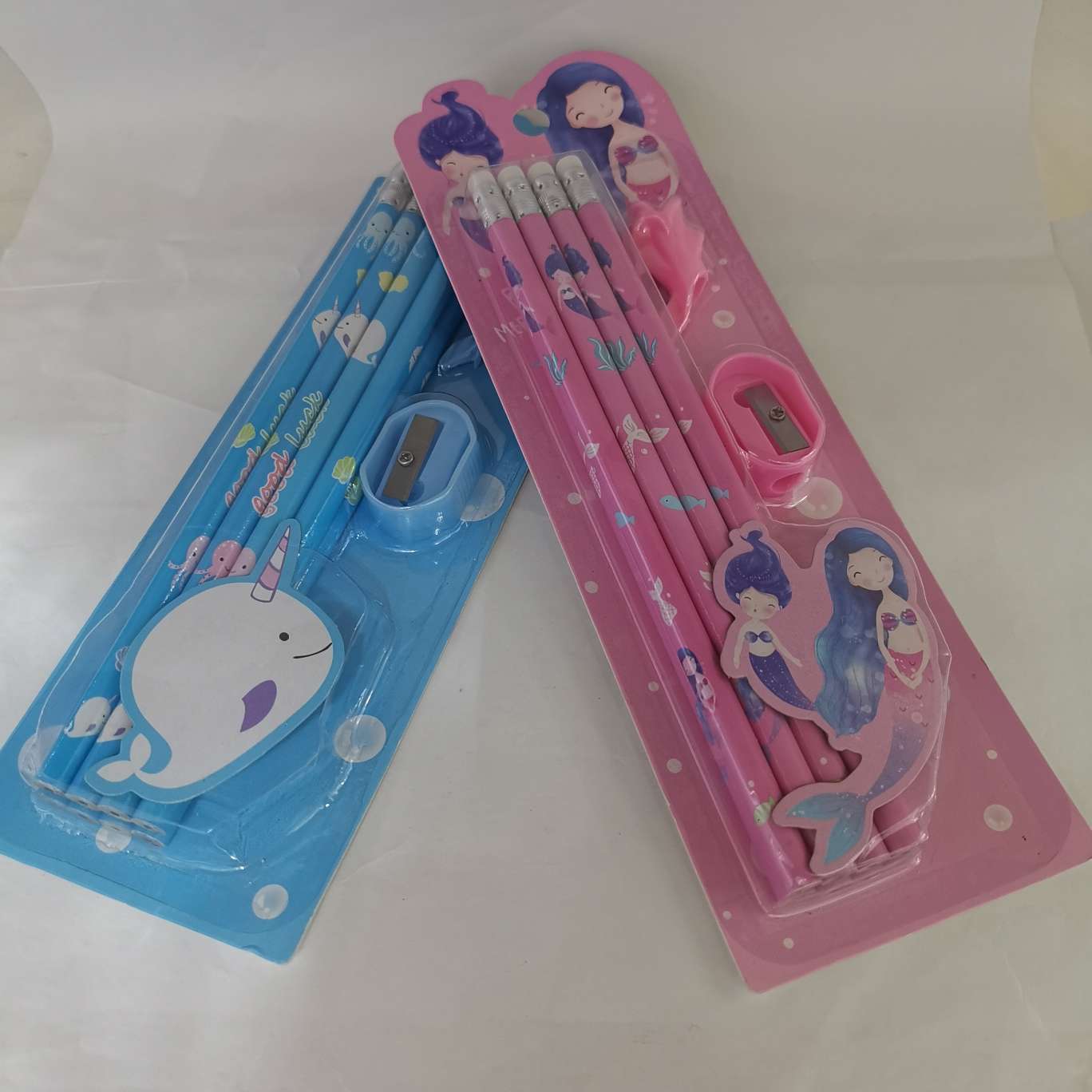 The Kaka Tong stationery set, featuring colored pencils, comes with a pen grip and a pencil sharpener, and is perfect for gifting at the New Moon Stationery Store, a supermarket specializing in stationery Application Scenario