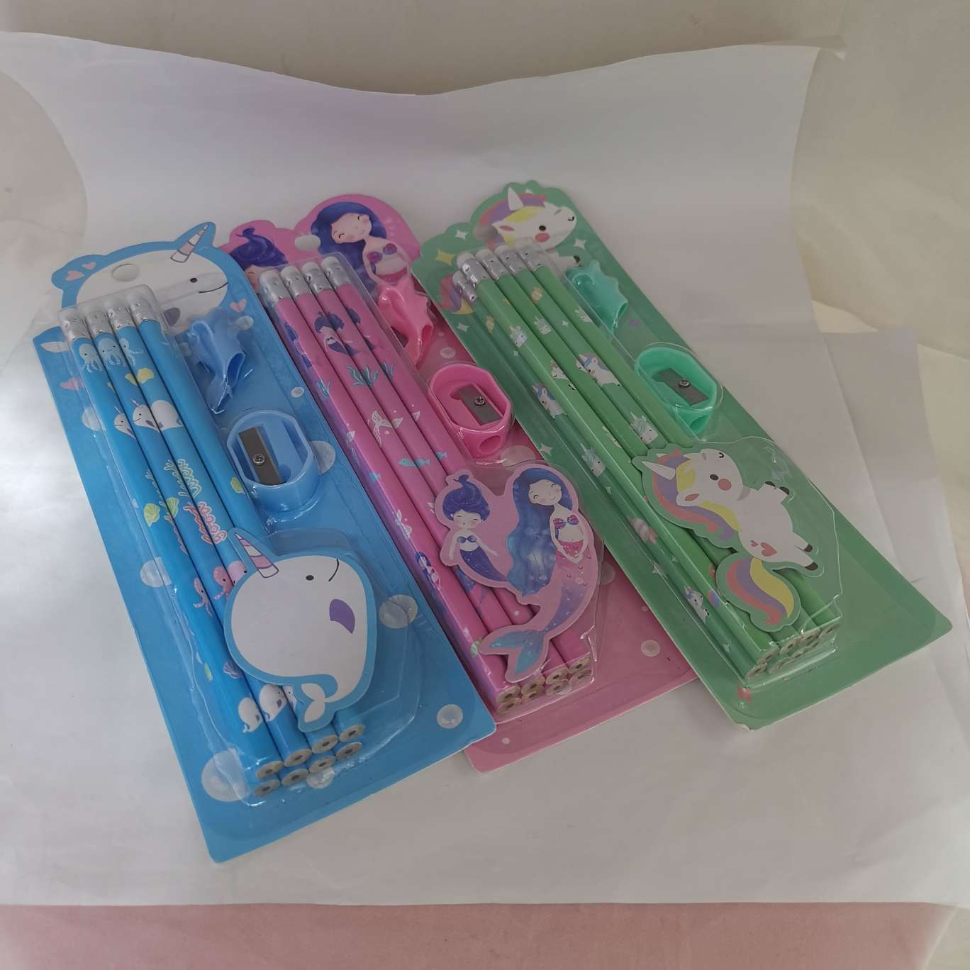 The Kaka Tong stationery set, featuring colored pencils, comes with a pen grip and a pencil sharpener, and is perfect for gifting at the New Moon Stationery Store, a supermarket specializing in stationery detail image 3