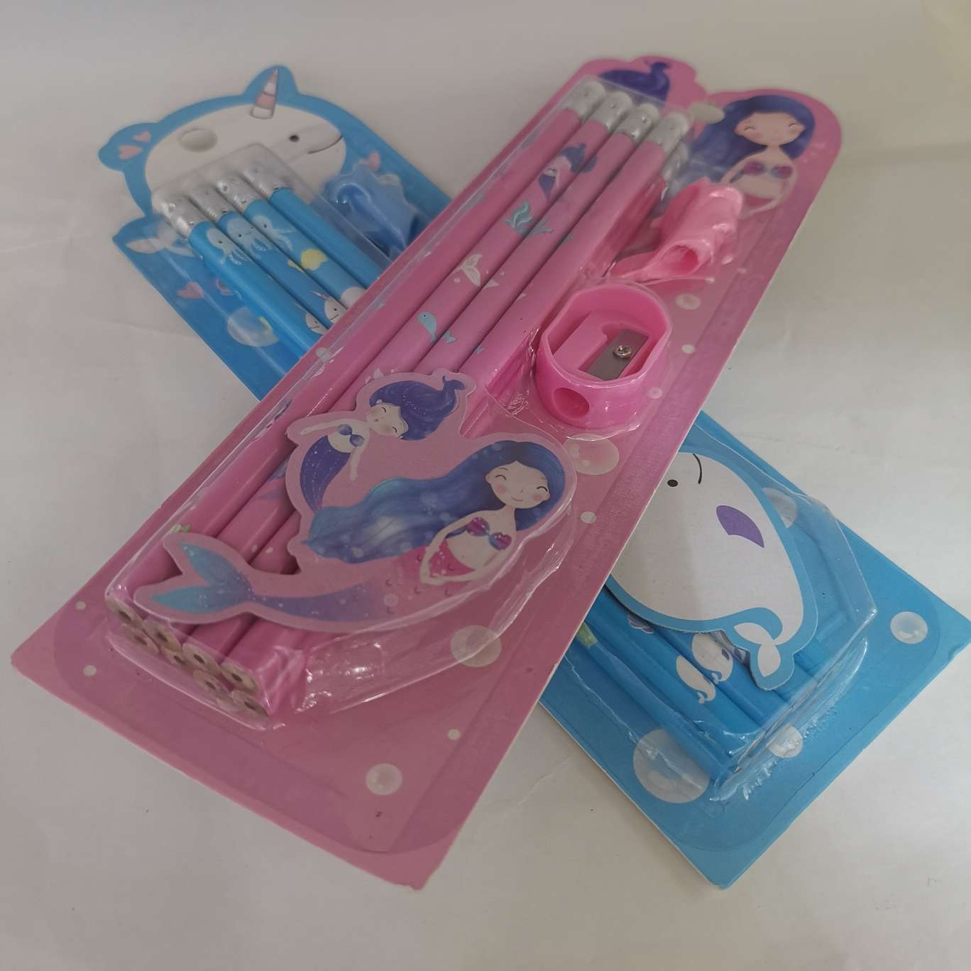 The Kaka Tong stationery set, featuring colored pencils, comes with a pen grip and a pencil sharpener, and is perfect for gifting at the New Moon Stationery Store, a supermarket specializing in stationery detail image 2