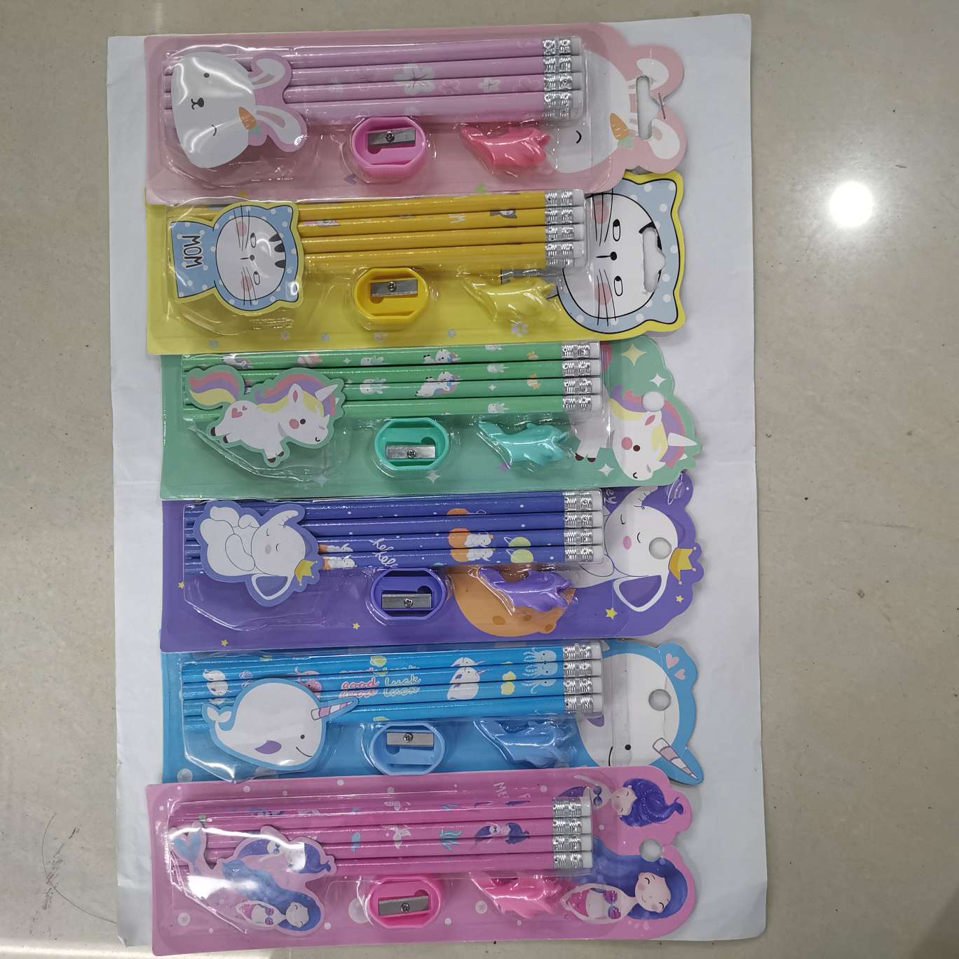 The Kaka Tong stationery set, featuring colored pencils, comes with a pen grip and a pencil sharpener, and is perfect for gifting at the New Moon Stationery Store, a supermarket specializing in stationery detail image 5