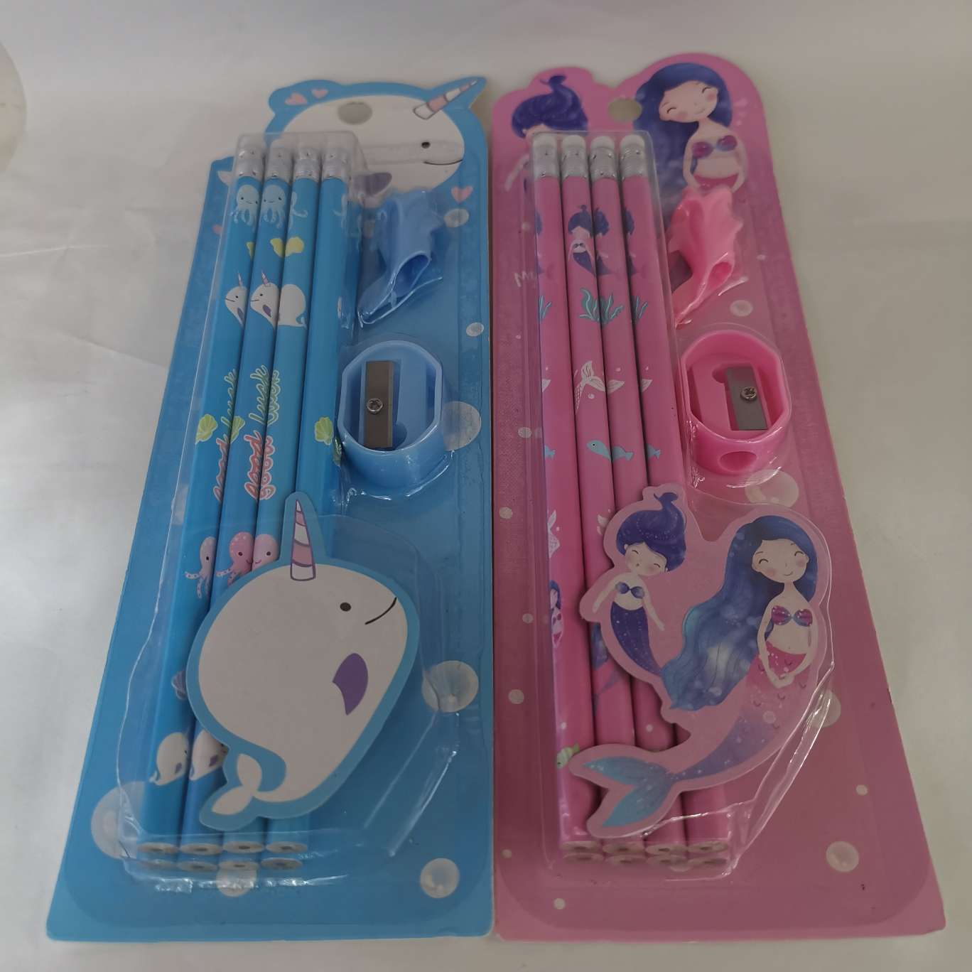 The Kaka Tong stationery set, featuring colored pencils, comes with a pen grip and a pencil sharpener, and is perfect for gifting at the New Moon Stationery Store, a supermarket specializing in stationery details Picture