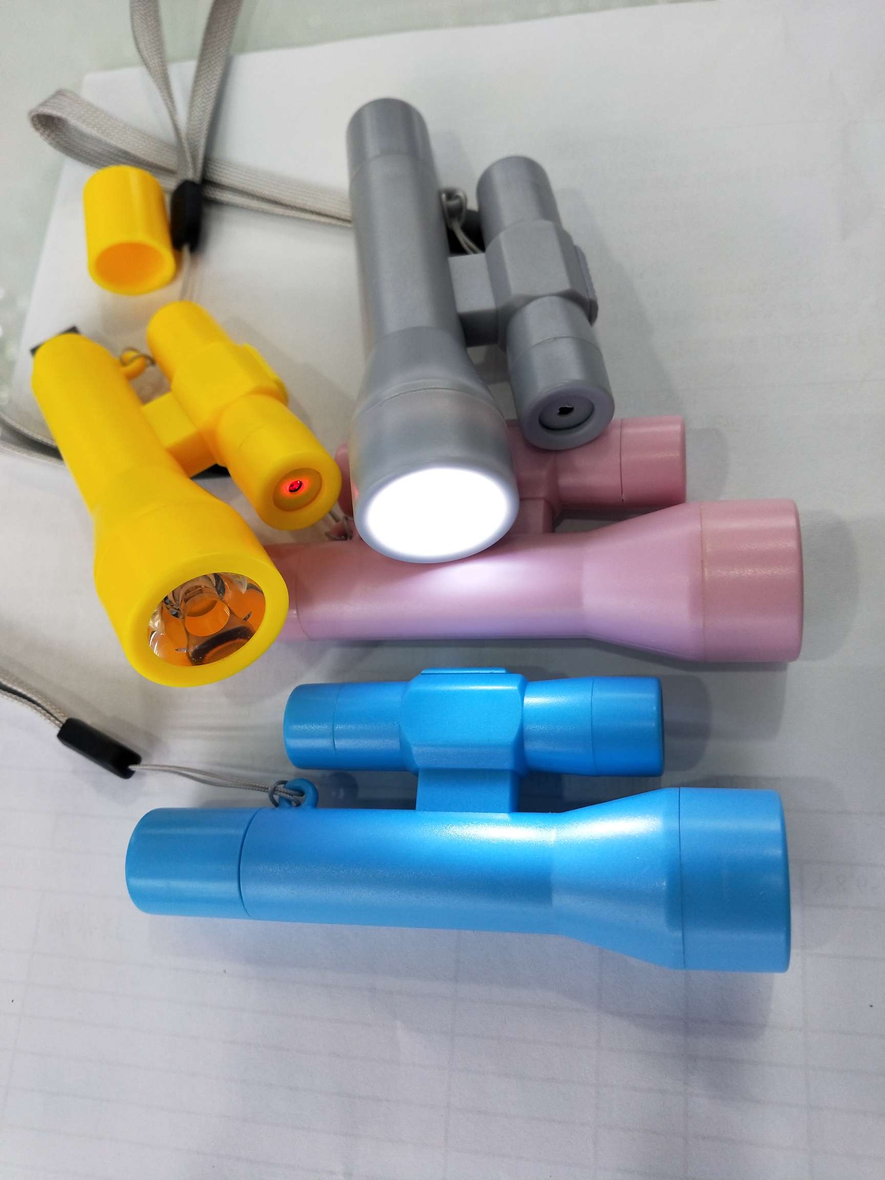 Jianqing Electronics 098 Laser White Light Pen USB Charging Flashlight Hand-held Flashlight Wholesale 01 Application Scenario