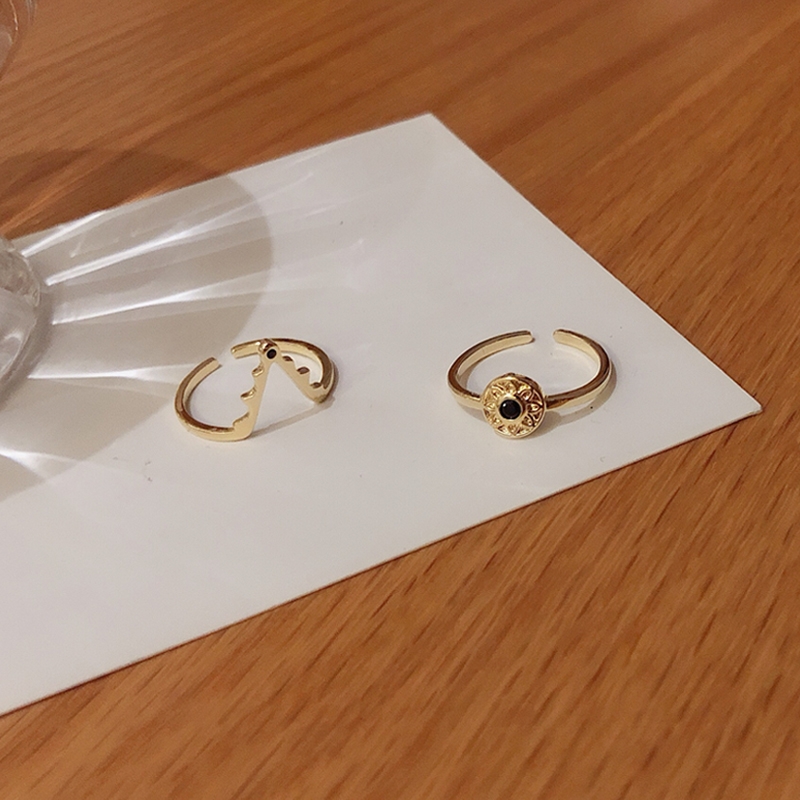 Plain ring, a fashionable and unique women's ring, with a light luxury and niche style, elegant and cold, high-end feel, is a popular index finger ring
