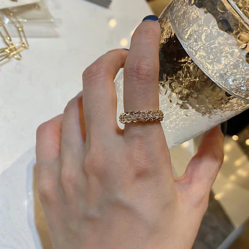 Zircon ring, a niche design for women, is fashionable, simple and individual. It is a trendy, light luxury, exquisite and cold style index finger ring that is popular on Instagram