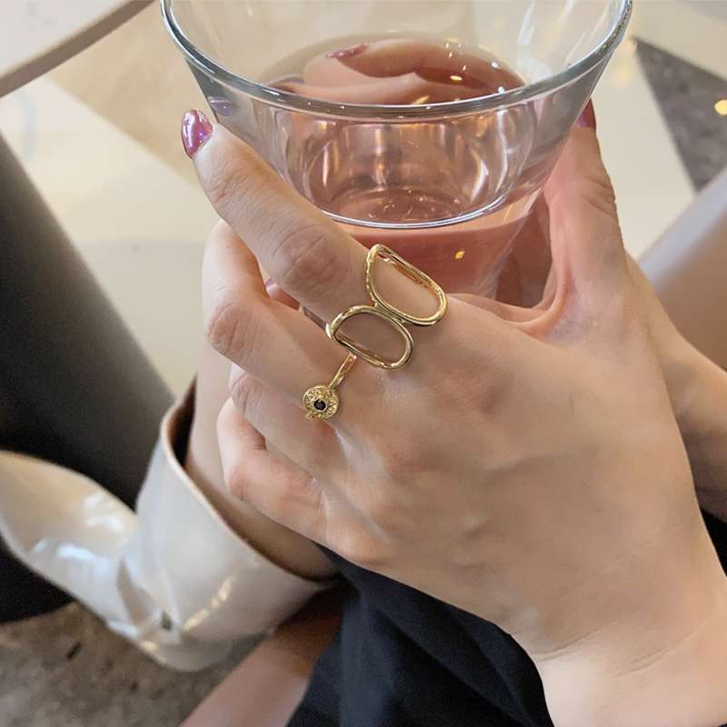 Plain ring, a fashionable and unique women's ring, with a light luxury and niche style, elegant and cold, high-end feel, is a popular index finger ring Application Scenario