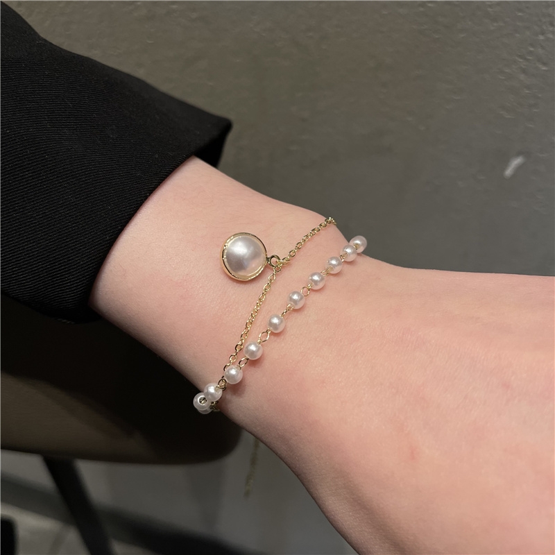 Double-layer golden pearl bracelet, a unique Instagram design for women, with a French retro and high-end feel. It's a simple and elegant accessory for best friends and students Specification image