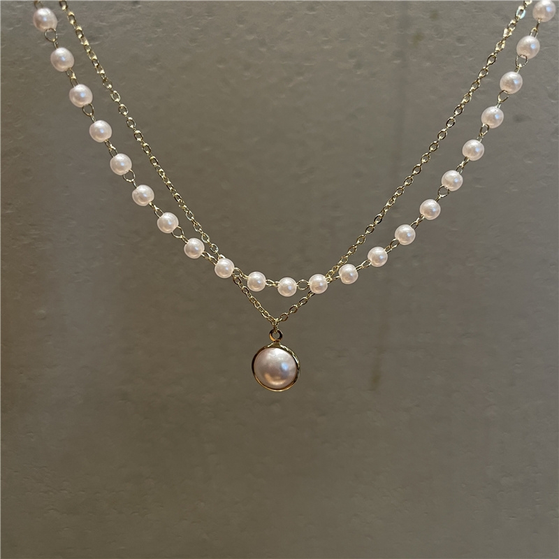 Double-layer golden pearl bracelet, a unique Instagram design for women, with a French retro and high-end feel. It's a simple and elegant accessory for best friends and students Application Scenario
