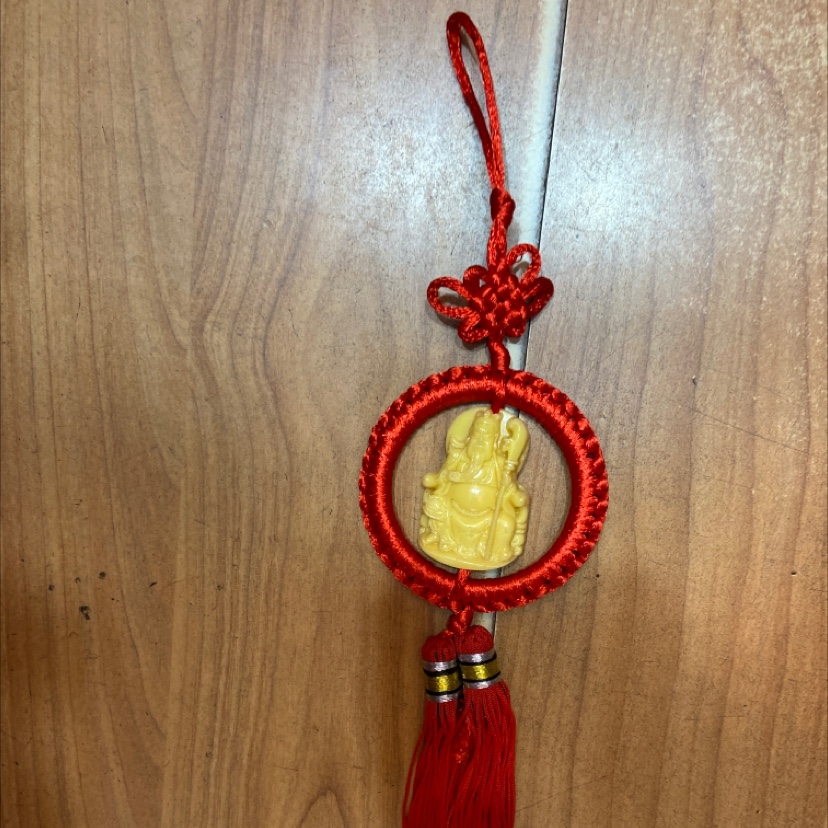 a吊坠红圈挂黄色关公