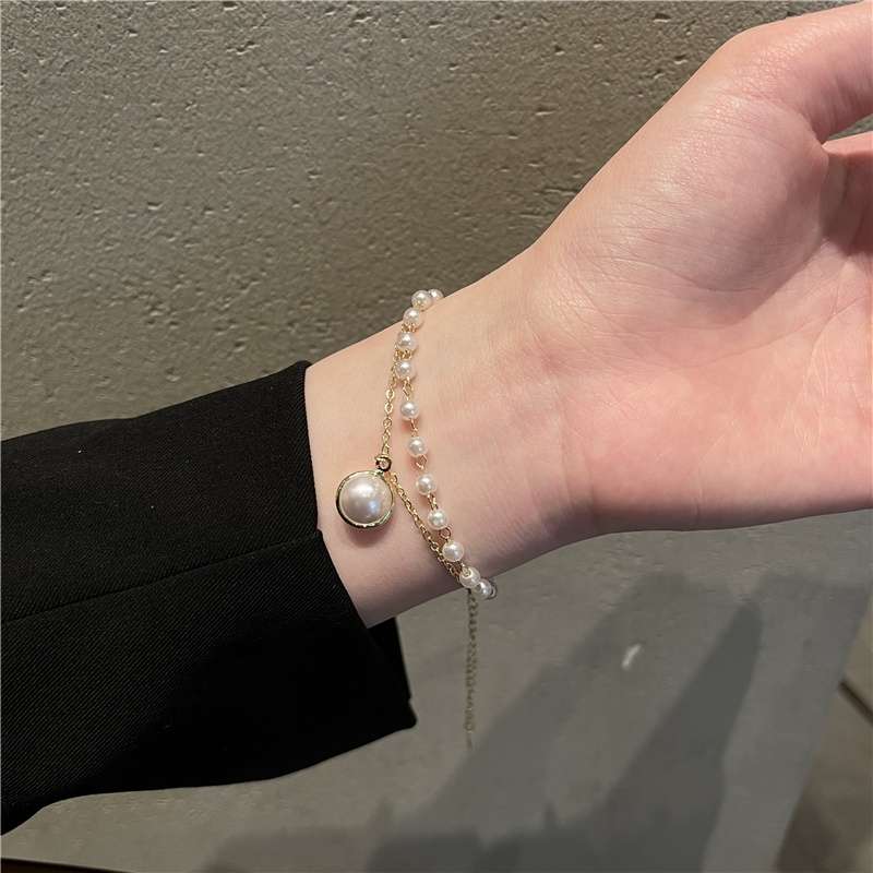 Double-layer golden pearl bracelet, a unique Instagram design for women, with a French retro and high-end feel. It's a simple and elegant accessory for best friends and students details Picture