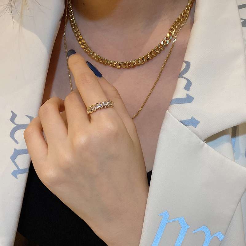 Zircon ring, a niche design for women, is fashionable, simple and individual. It is a trendy, light luxury, exquisite and cold style index finger ring that is popular on Instagram Application Scenario