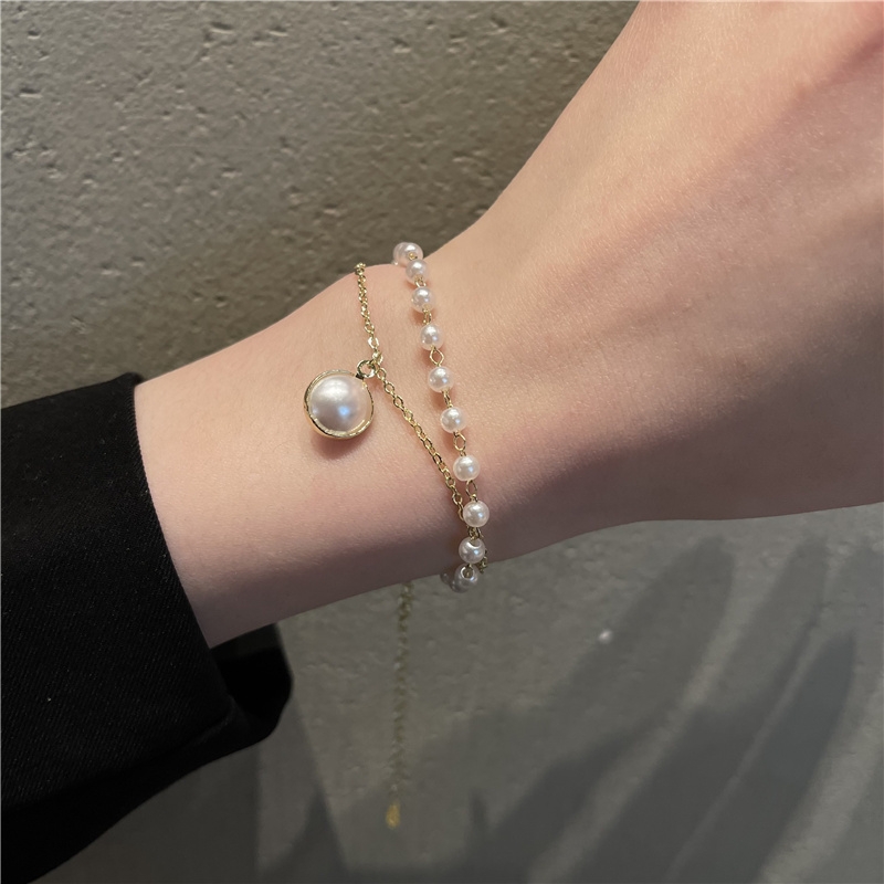 Double-layer golden pearl bracelet, a unique Instagram design for women, with a French retro and high-end feel. It's a simple and elegant accessory for best friends and students