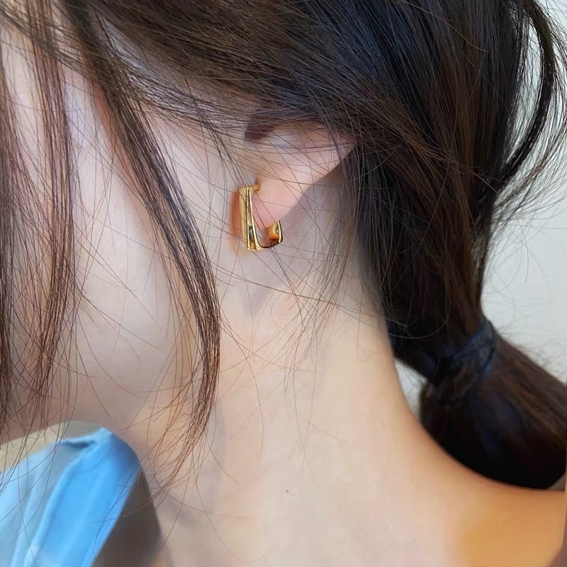 Japanese and Korean version trendy women's personalized slimming earrings, gold 1 Jetya steel jewelry Application Scenario