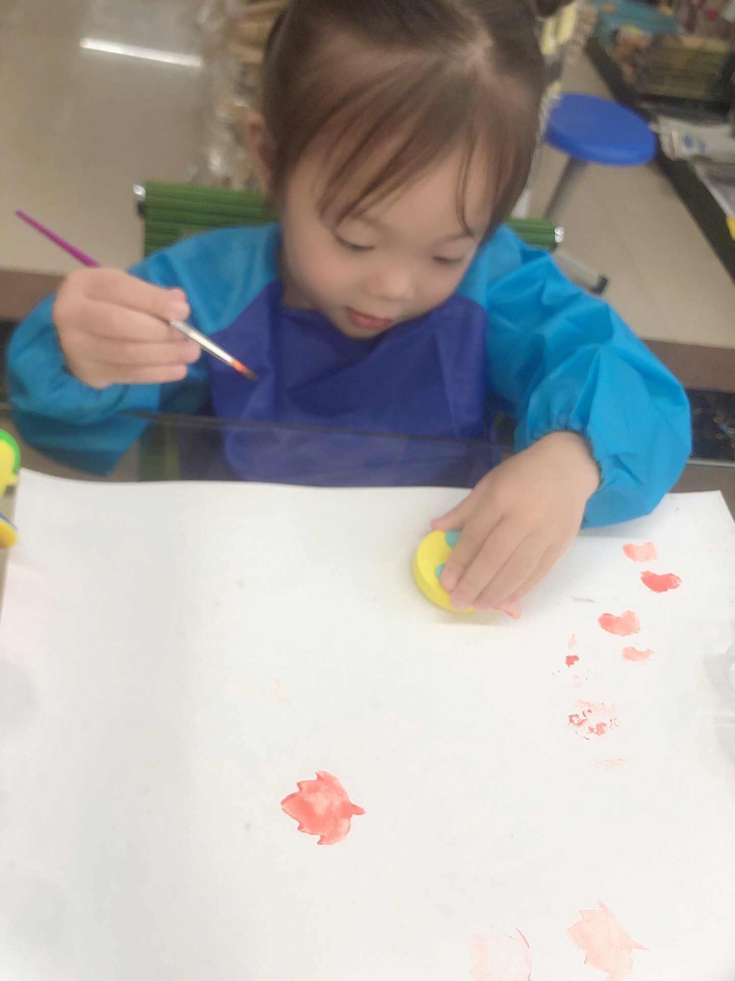 A large L-sized children's art apron comes with a random set of paintbrushes detail image 6