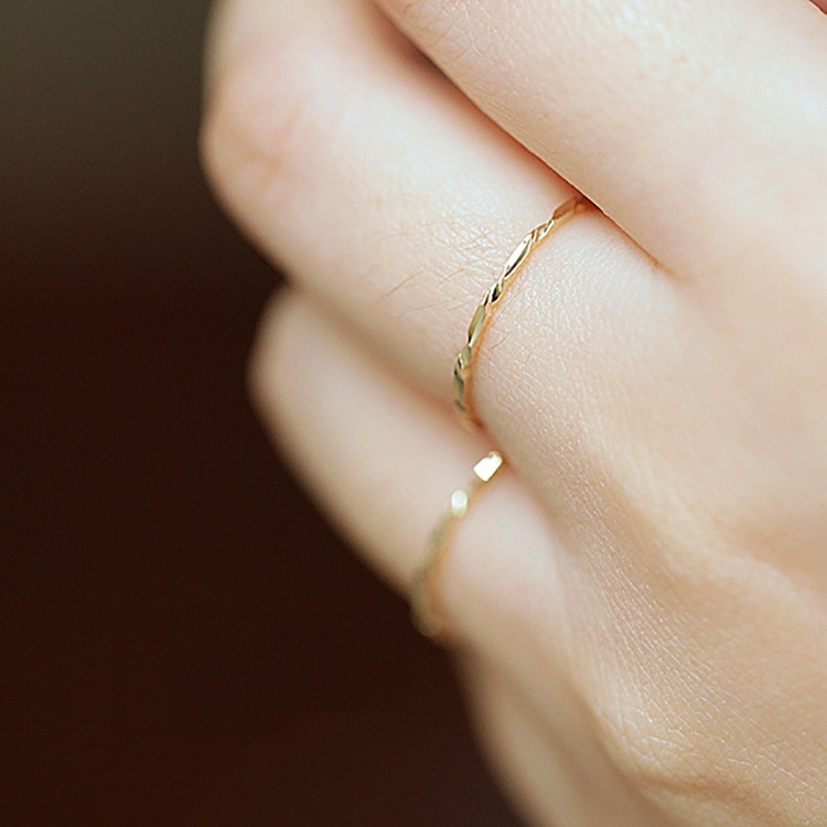 No need to remove it when washing hands. Ultra-fine multi-mirror faceted triangular cut 18K gold-plated joint ring, tail ring, open for women Application Scenario