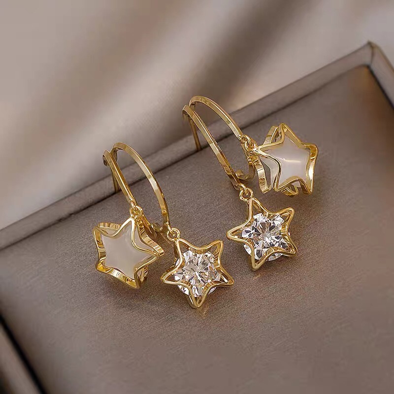 Romantic brand delicate cold wind high sense of light luxury fashion earrings.