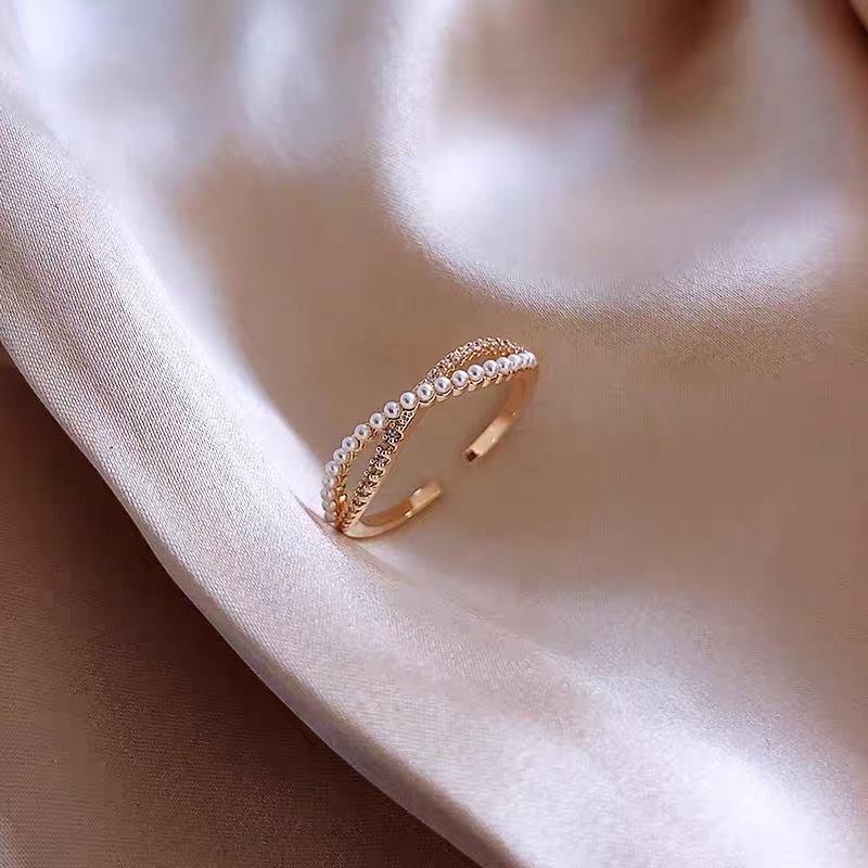 A simple, fashionable, fresh, niche design, exquisite and trendy ring details Picture
