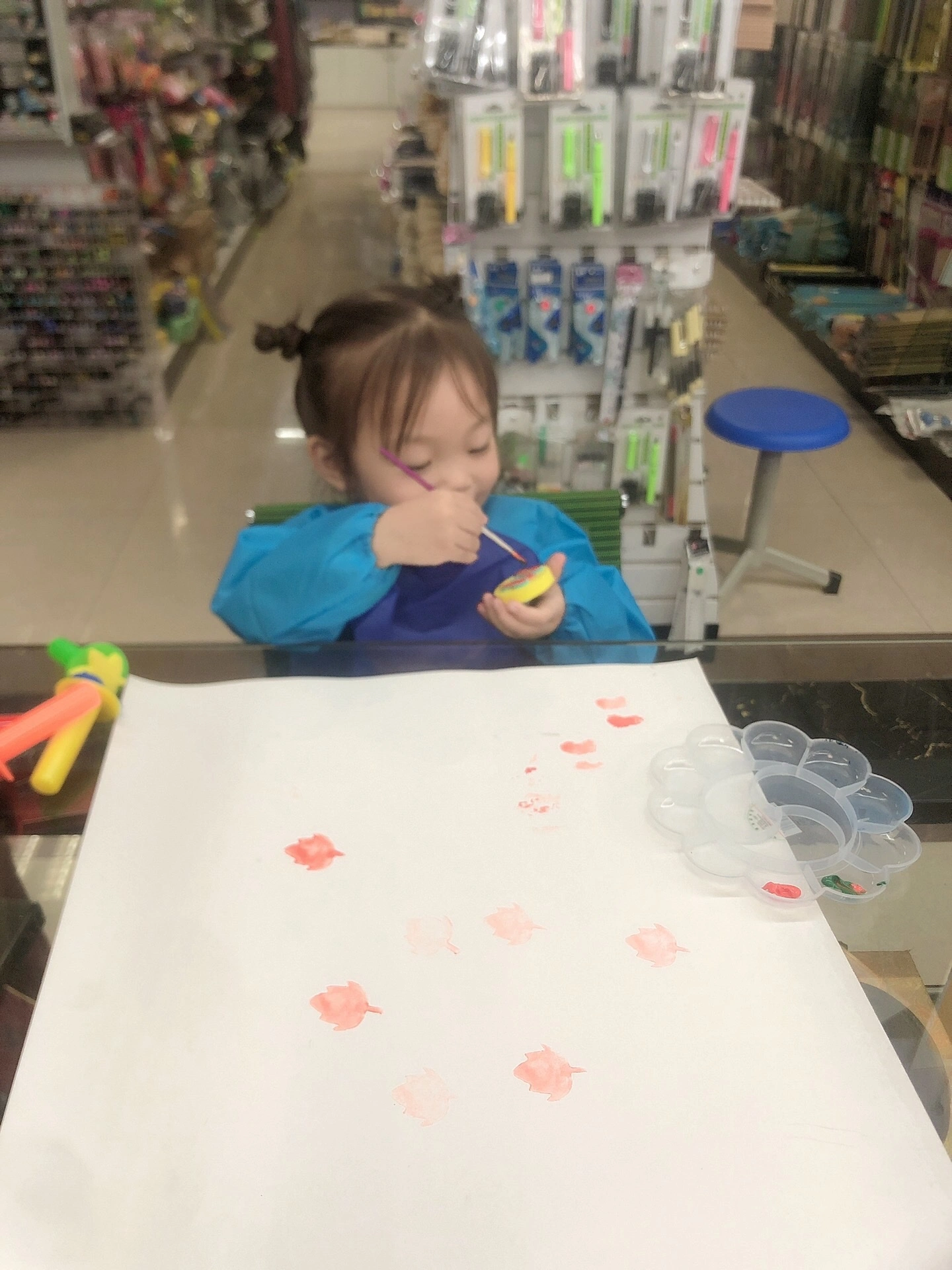 A large L-sized children's art apron comes with a random set of paintbrushes detail image 5