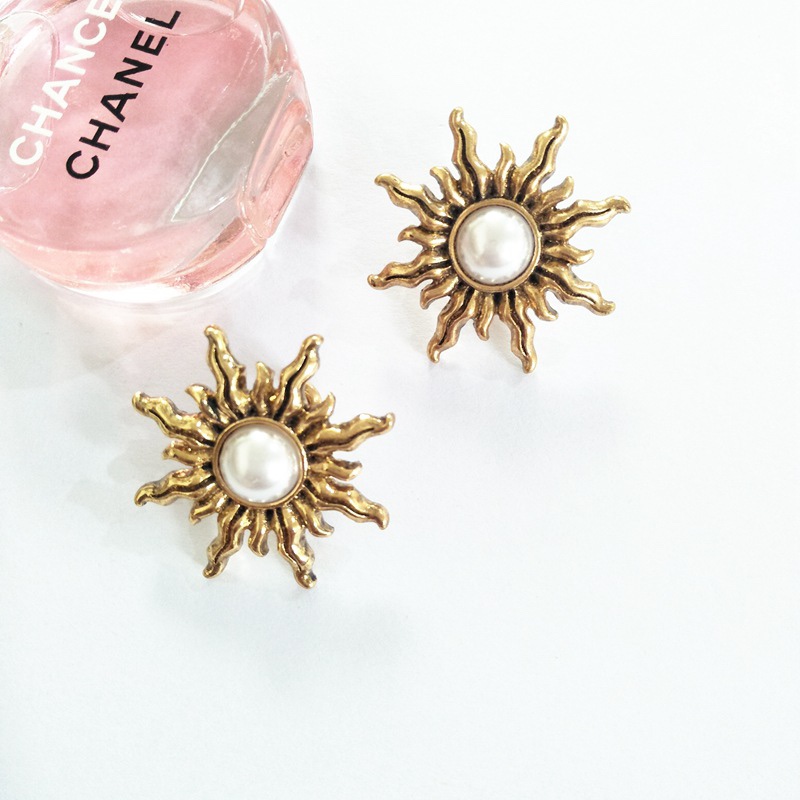 Vintage sunflower pearl earrings, elegant temperament.