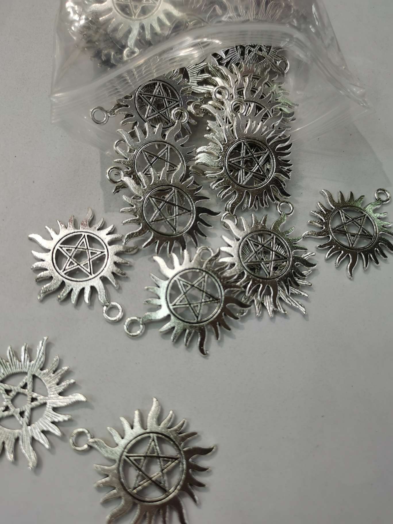 Zinc alloy Zn-4125 for jewelry accessories Application Scenario