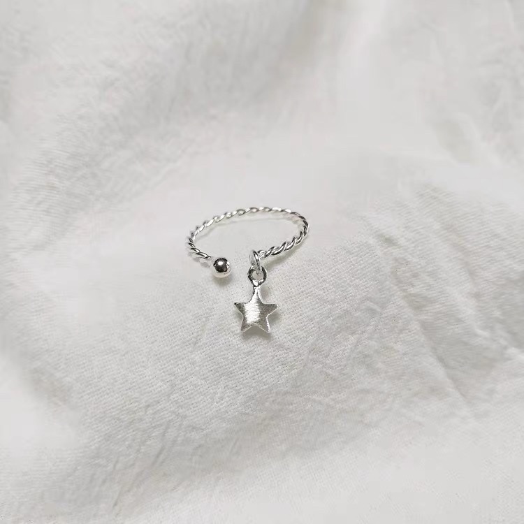 The popular and fresh Korean version of the Little Star Ring is a fashionable and trendy Jieya steel accessory for women details Picture